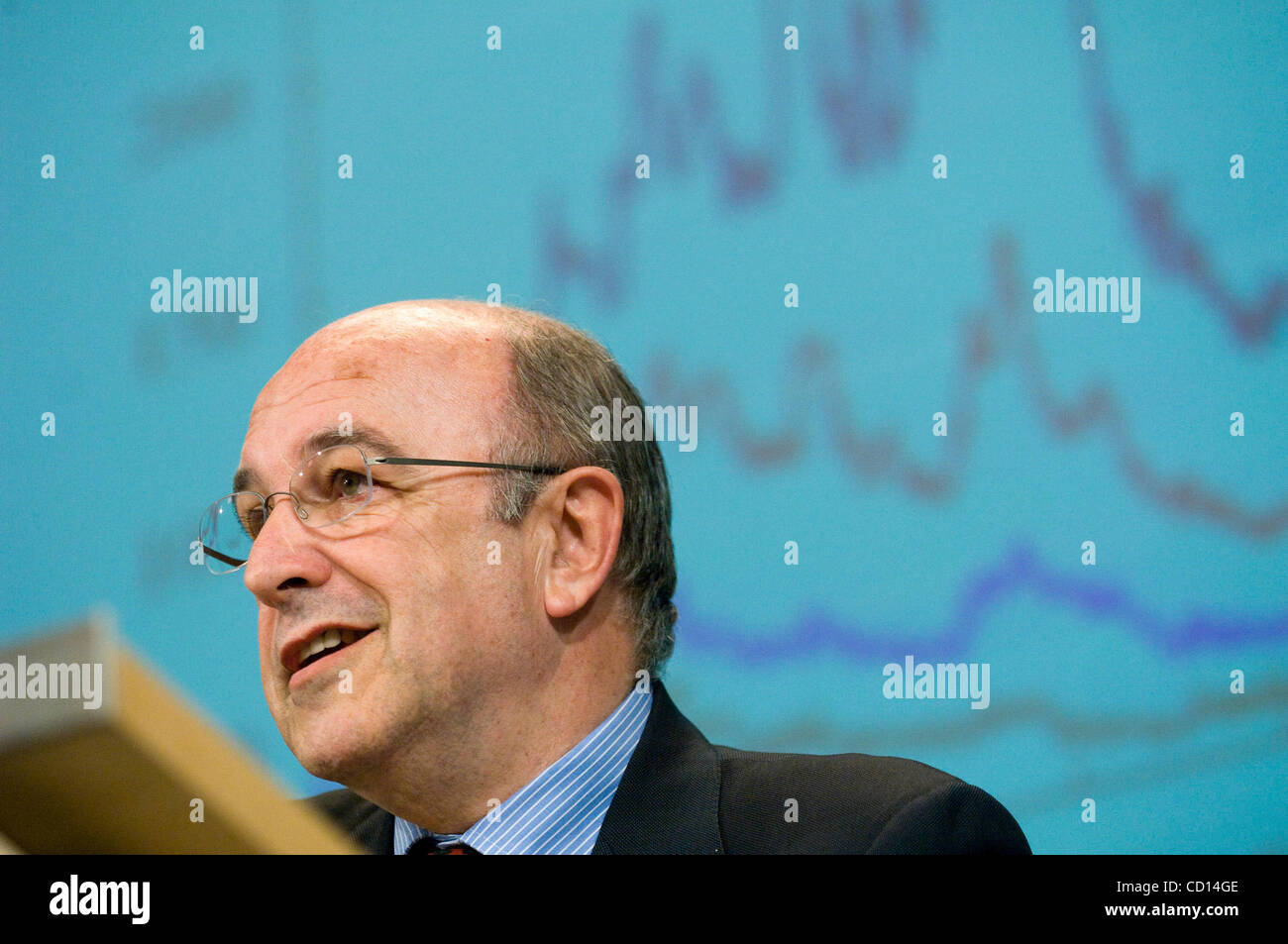 Europäischen Währungsunion Kommissar, Spanisch Joaquin Almunia hält eine Pressekonferenz auf Europäische Union Wirtschaftsprognosen am 28. April 2008 am Sitz EU in Brüssel.   ....  Ref: B912 112910 0003 Datum: 28.04.2008 obligatorische CREDIT: Wiktor Dabkowski/UPPA/Photoshot Stockfoto