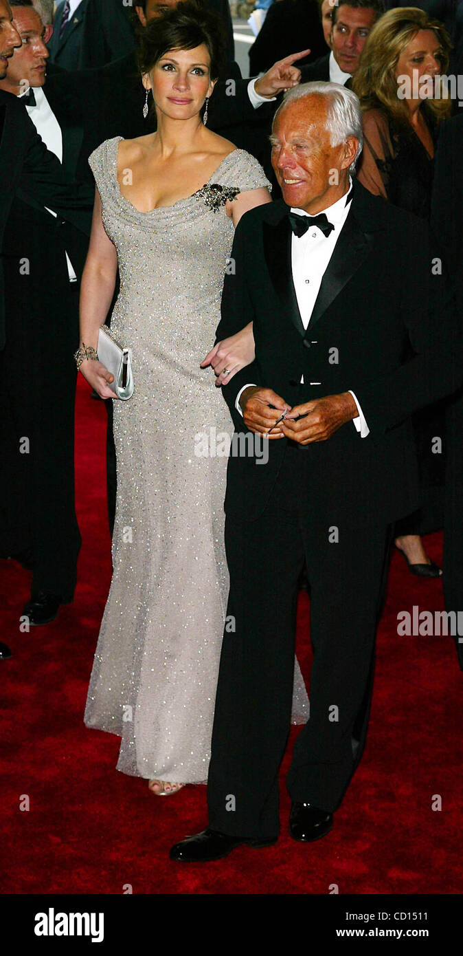 6. Mai 2008 - New York, New York, USA - Julia Roberts und Georgio Armani kommen im Costume Institute Gala "Superheroes: Fashion And Fantasy" Metropolitan Museum of Art, New York City - Ankünfte - 05-05-2008.K58156TGA. (Kredit-Bild: © Terry Gatanis/Globe Photos/ZUMAPRESS.com) Stockfoto