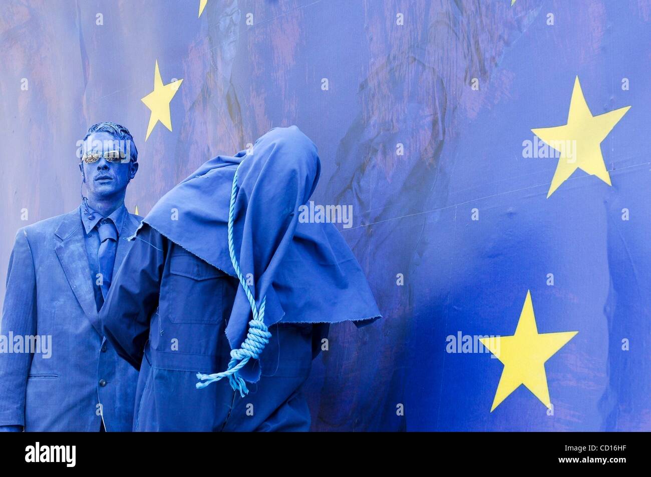 26. Juni 2008 erlassen - Brüssel, Belgien - zwei Schauspieler blau bemalt eine Szene von einem CIA-Entführung vor dem Europäischen Parlament in Brüssel. Amnesty International organisiert die Aktion anlässlich des internationalen Tages zur Unterstützung von Folteropfern.        (Kredit-Bild: © Wiktor Dabkowski/ZUMA Press Stockfoto