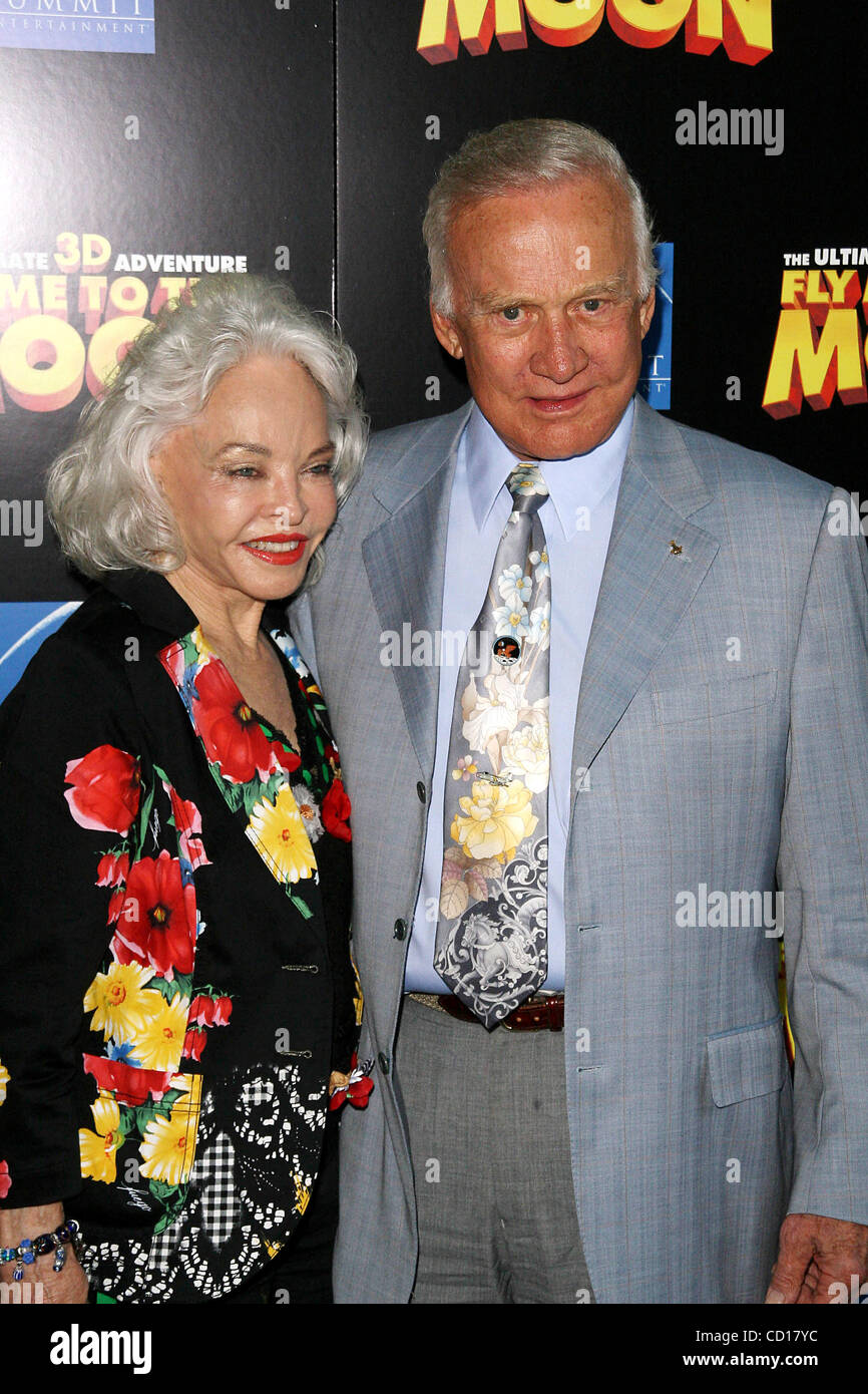 3. August 2008 - Hollywood, Kalifornien, US - I13570CHW.'' FLY ME TO THE MOON'' LOS ANGELES PREMIERE. DIRECTORS GUILD OF AMERICA, HOLLYWOOD, CA.08/03/08.BUZZ ALDRIN mit seiner Frau LOIS ALDRIN (Kredit-Bild: © Clinton Wallace/Globe Photos/ZUMAPRESS.com) Stockfoto