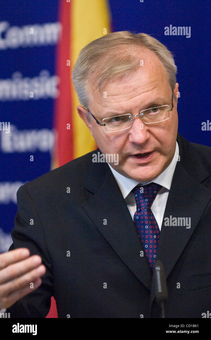 Europäischen EU-Erweiterungskommissar Olli Rehn und der ehemaligen jugoslawischen Republik Mazedonien (FYROM) Präsident Branko Crvenkovski (nicht im Bild) Teilnahme an einer gemeinsamen Pressekonferenz nach ihrem bilateralen Treffen auf EU-in Brüssel, Belgien, 2. Oktober 2008 Hauptquartier [© von Wiktor Dabkowski]... Stockfoto