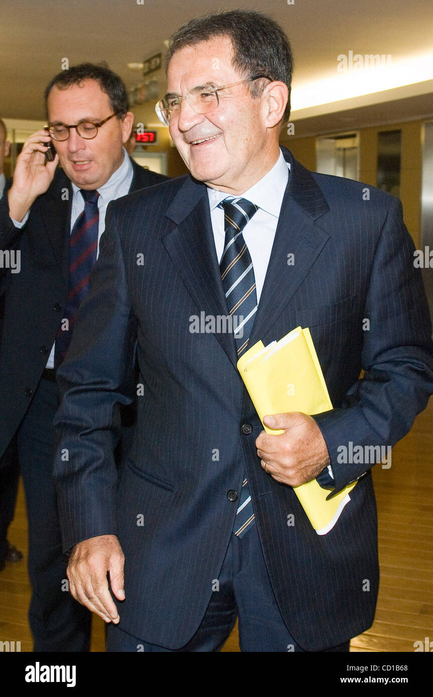 Der ehemalige italienische Ministerpräsident Romano Prodi jetzt Vorsitzender des gemeinsamen UNO und Afrikanischer Union Panel auf Unterstützung für afrikanische Friedenssicherungseinsätze kommt vor einem Mittagessen am Hauptsitz EU-Kommission in Brüssel 30. September 2008. UN-Generalsekretär General Ban Ki-Moon gewählt, ehemalige italienische Premierminister Mi Stockfoto