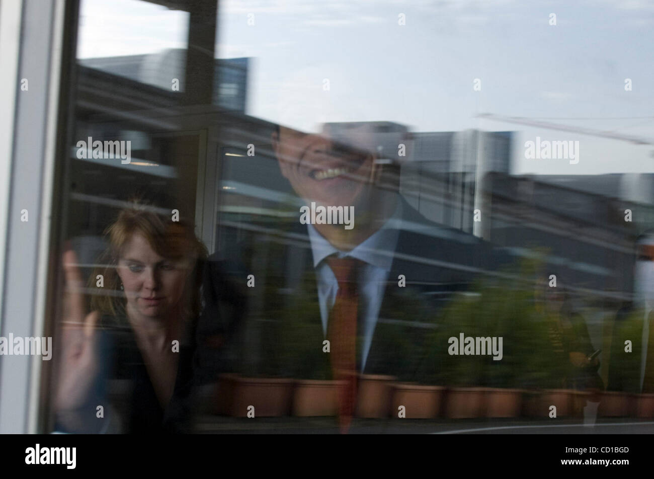 Britische Außenminister David Miliband versuchen, nach einem allgemeine Angelegenheiten treffen am 13. Oktober 2008 am Sitz EU in Luxemburg zu gehen.  am 13. Oktober 2008 [© von Wiktor Dabkowski]... Stockfoto