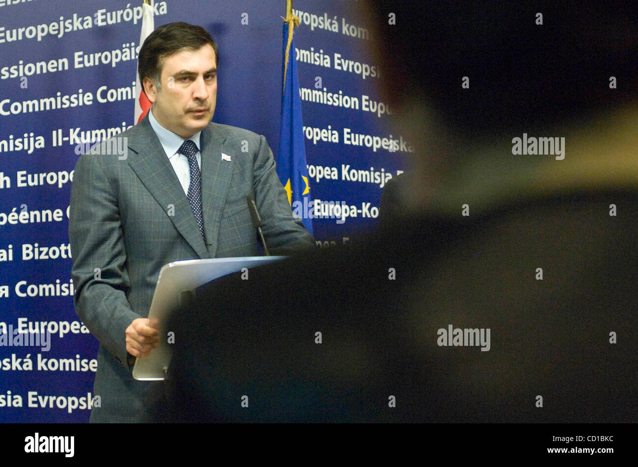 EU-Kommissionspräsident José Manuel Barroso (nicht abgebildet) und der georgische Präsident Mikheil Saakashvili besuchen eine Pressekonferenz Brüssel 14. Oktober 2008. Georgischen und russischen Beamten werden von Angesicht zu Angesicht am 15. Oktober 2008 zum ersten Mal seit einer fünf-Tage-Krieg im August, aber Spannungen hinsetzen Stockfoto