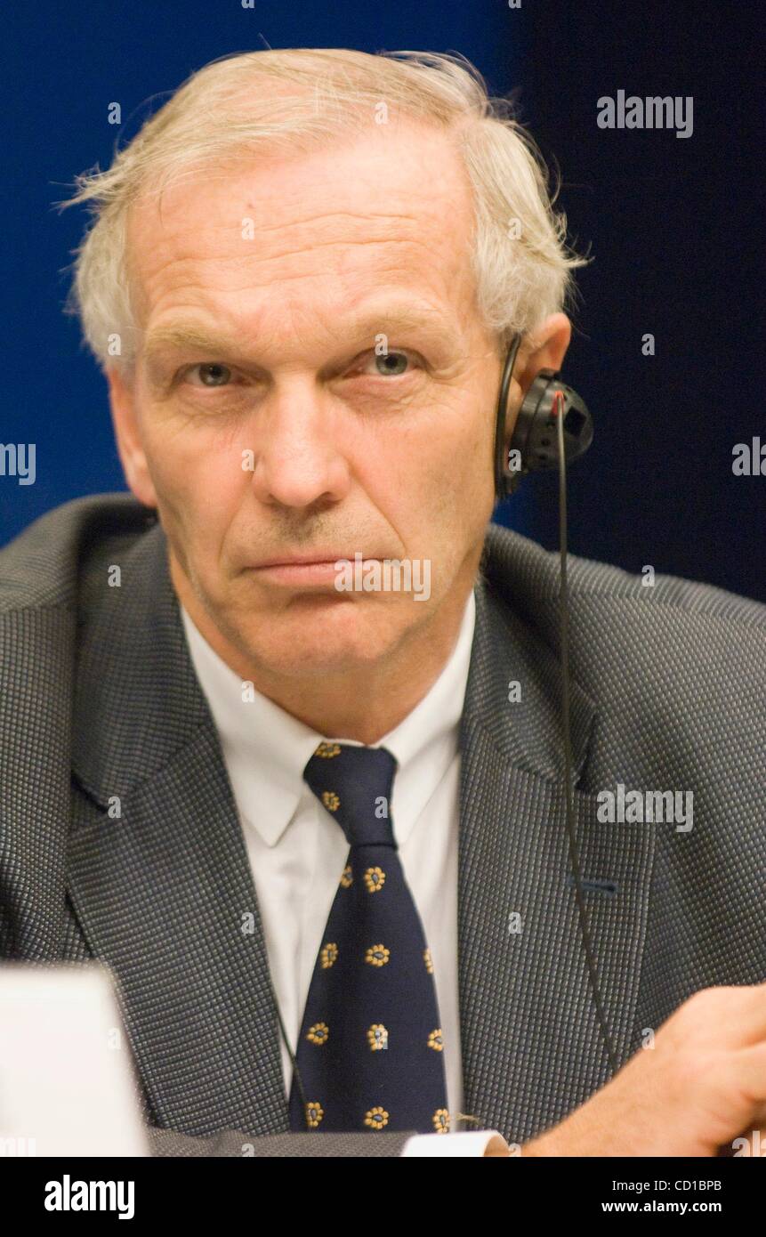 15. Oktober 2008 ist während der Pressekonferenz am dreigliedrigen Sozialgipfel für Wachstum und Beschäftigung vor einem Gipfel des Europäischen Rates am Sitz des Europäischen Rates - Brüssel, Belgien - GEORG TOIFL Präsident der Europäischen Union des Handwerks, kleine und mittlere Unternehmen abgebildet. Stockfoto