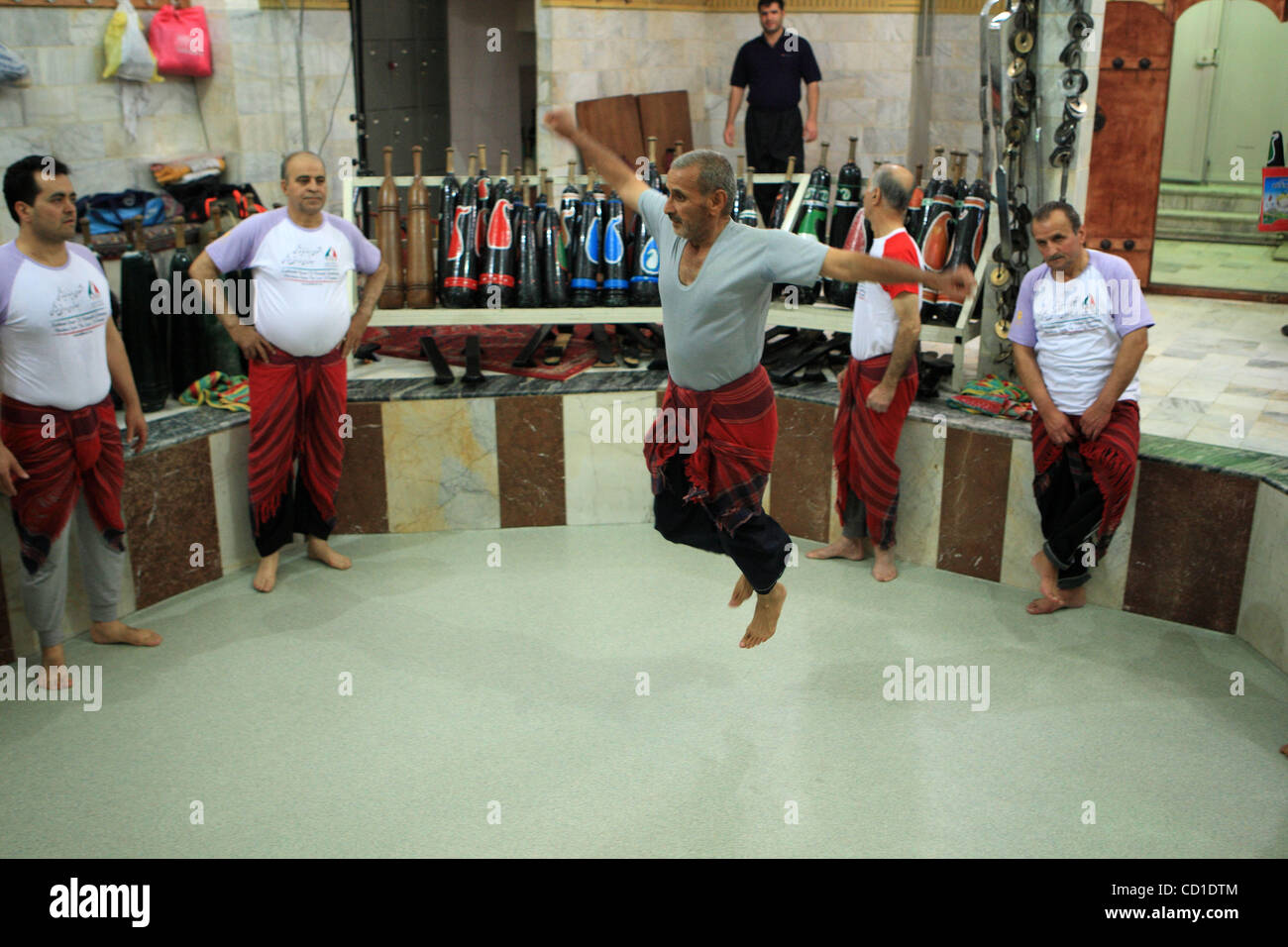 21. November 2008 - Teheran - Iran traditionelle Zurkhaneh ist ein altes sportlichen Ritual, das vorislamischen iranische Kultur mit der Spiritualität des Sufismus verbindet. Ein Mann üben Gyration aus dem Kreislauf. Sie nennen diese Aktion "Charh Tsamani" und die Mindestdauer beträgt 1 Minute und die maximale Stockfoto