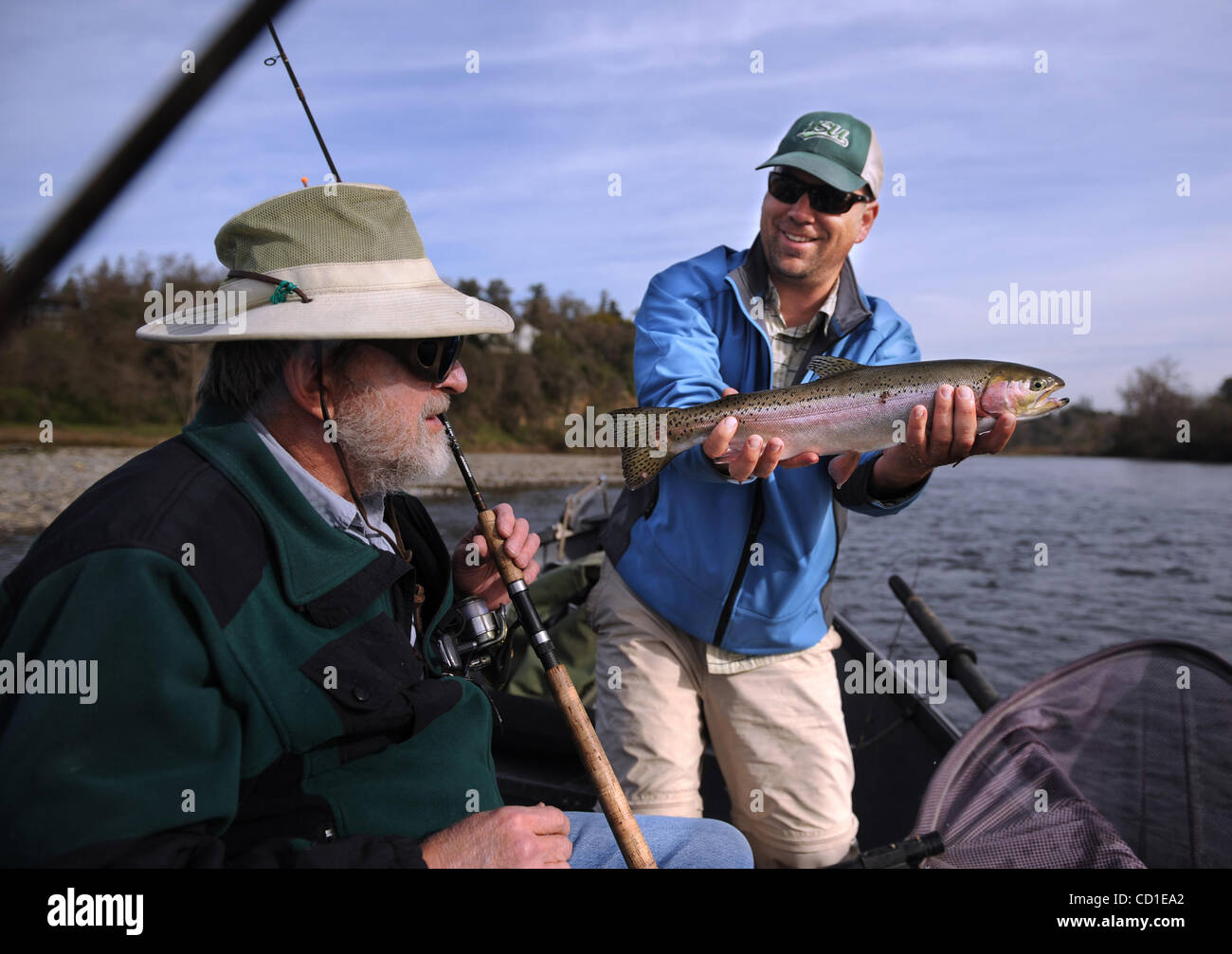 ZWEITE J.D. Richey, Recht, zeigt ein Angelguide Sacramento Fischer Gerry Perko und Gary Morse, nicht auf Foto, ein Steelhead Forellen, die Morse am American River auf Donnerstag, 6. März 2008 gefangen. Er kann hier führen, weil der Fall Chinook Lachs letztes Jahr so arm war und aus aufgeben müssen Stockfoto