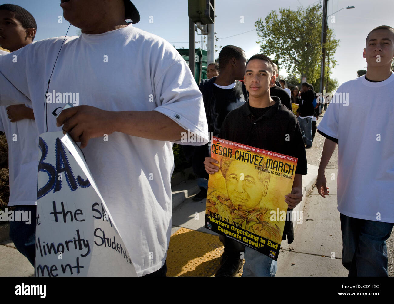 JUMP - Hiram Johnson senior Reno Plaza (Cq), 17, marschiert mit 56 Klassenkameraden, wie sie den Kopf nach unten 14th Avenue in Oak Park Montag, 31. März 2008. Hiram Johnson Gymnasiasten März aus ihrer Schule zu Cesar Chavez Plaza zu protestieren, nicht mit einem offiziellen Tag aus von der Schule an einem Feiertag die ho Stockfoto
