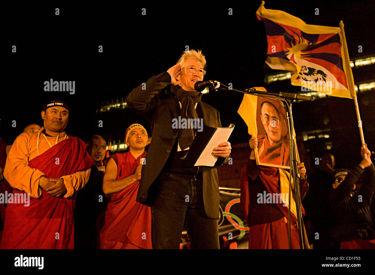 SAN FRANCISCO, CA - 8. APRIL:. Richard Gere bitten, dass die Menge Frage wie er Thte Bühne gemeinsam mit Führer Tibets Kerzenlicht für Menschenrechte Vigil, besuchen die startet um 18:00 am United Nations Plaza. www.sfteamtibet.org..The Olympische Flamme kam aus Paris in San F in San Francisco Stockfoto