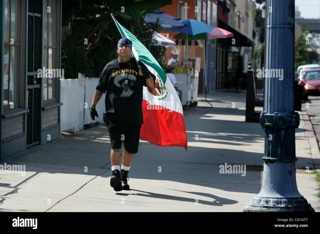 3. August 2008, trug San Diego, Kalifornien, USA LUCKY MORALES die mexikanische Flagge entlang der 2200 Block von Logan Avenue wie er jeden Sonntag Nachmittag.  Er versucht, mentor Chicano Gangmitglieder und zur Förderung des Friedens durch seine Barrio-Wanderungen.  Obligatorische Credit: Foto von Scott Linnett/San Diego Union- Stockfoto