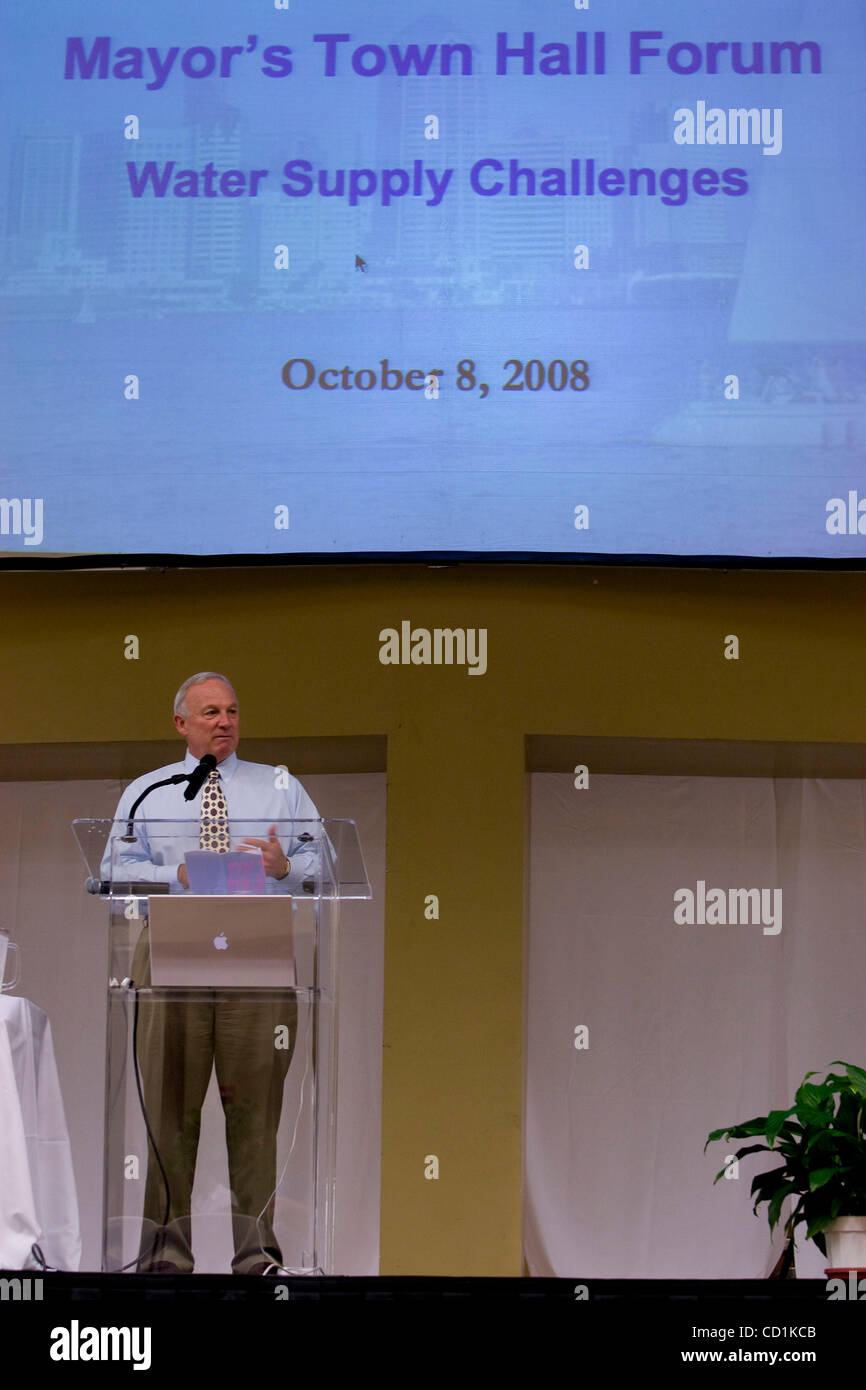 8. Oktober 2008 San Diego California USA  Bürgermeister Jerry Sanders befasst sich das spärliche Publikum (8) an der Jacobs Community Center in Lincoln Park, wo der Bürgermeister seine "des Bürgermeisters Rathaus Forum auf Wasserversorgung Herausforderungen" hielt, auf.  Mandatory Credit: Foto von John R. McCutchen/San Diego Union-Tribun Stockfoto