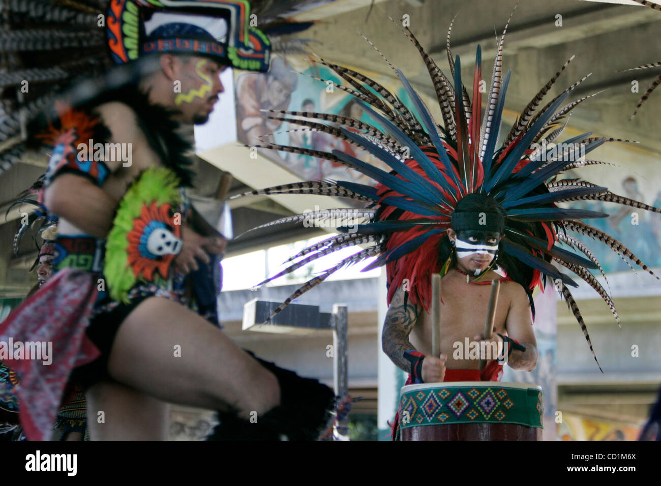 12. Oktober 2008, hielt San Diego, Kalifornien, San Diego organisieren Projekt einen Tag der Ereignisse um das Jahr unserer Jugend, einschließlich eine Outdoor-Messe in Chicano Park mit aztekische Tänzer zu feiern.  Am Schlagzeug ist DAVID SIERRA und tanzen, links, JUAN FLORES. Obligatorische Bildnachweis: Peggy Peatt Stockfoto