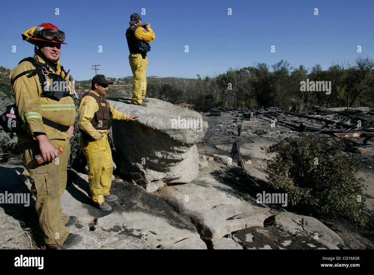 October1 4, 2008, Campo, CA-Feuerwehr arbeitete in der Nähe des vermuteten Herkunft der neuesten Buschfeuer in der Grafschaft, diesein nahe der Gemeinde Campo im östlichen San Diego County.   Cal Fire Feuer Ermittler PRESTON FOUTS, direkt am Rock und US Fish and Wildlife Bundesrepublik Officer FRED WORK Stockfoto