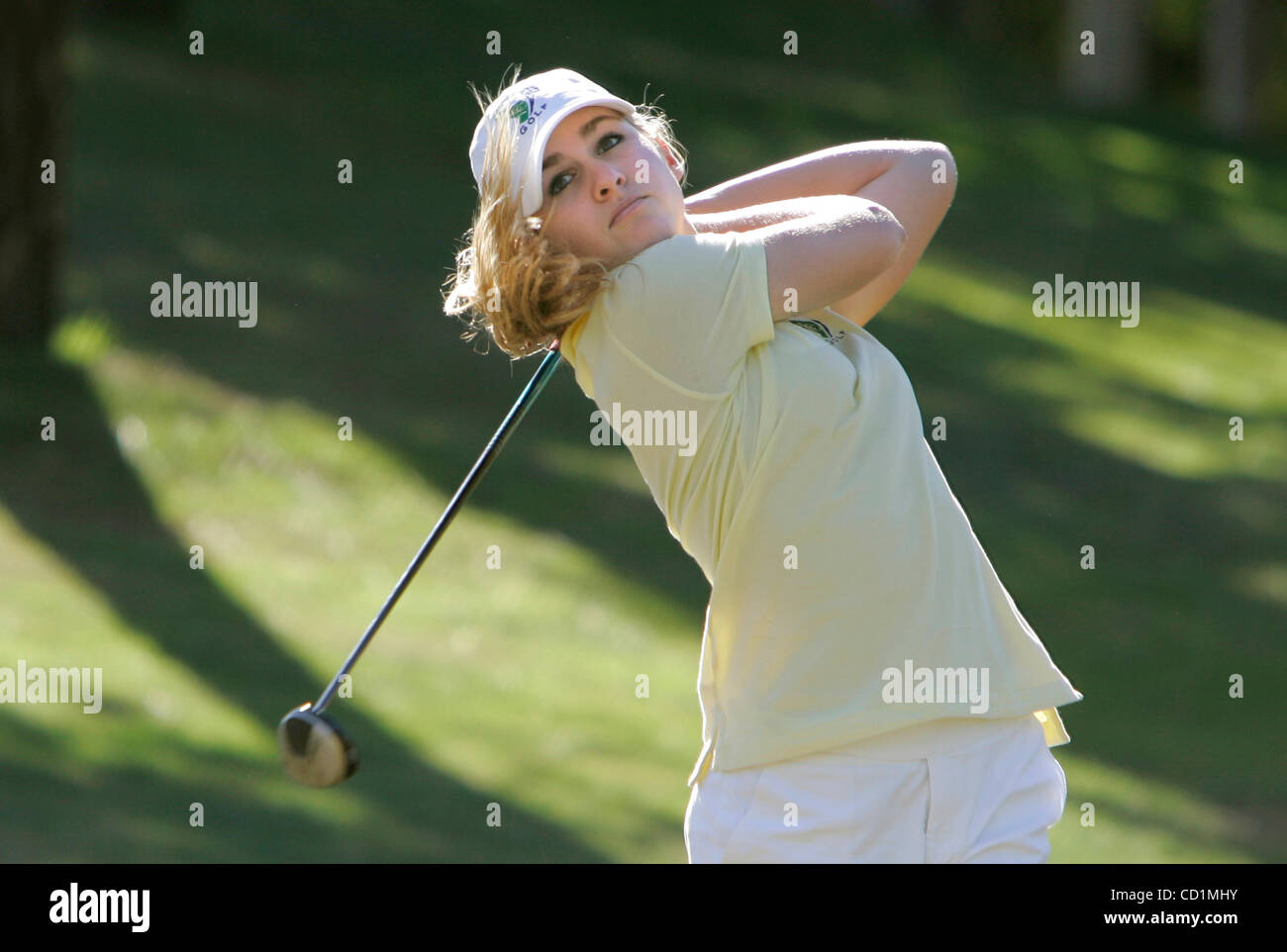 14. Oktober 2008, San Diego (Rancho Santa Fe), CA, USA High School Golf, La Costa Canyon High vs. Torrey Pines hoch bei Fairbanks Ranch County Club-DANIELLE FRASIER, der La Costa Canyon High, trifft ein Annäherungsschlag auf der ersten Hole Credit: Foto von Charlie Neuman, San Diego Union-Tribune/Zuma Press. Stockfoto