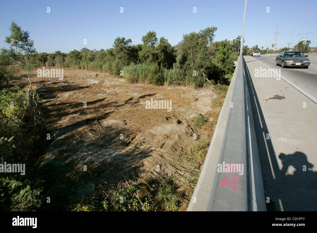 23. Oktober 2008, Oceanside, CA, USA View eines Abschnitts des Bettes San Luis Rey River, die Vegetation vor kurzem gelöscht wurde angesehen von College Blvd. Brücke in diesem Blick Northwest Credit: Foto von Charlie Neuman, San Diego Union-Tribune/Zuma Press. Copyright 2008 San Diego Union-Tribune Stockfoto