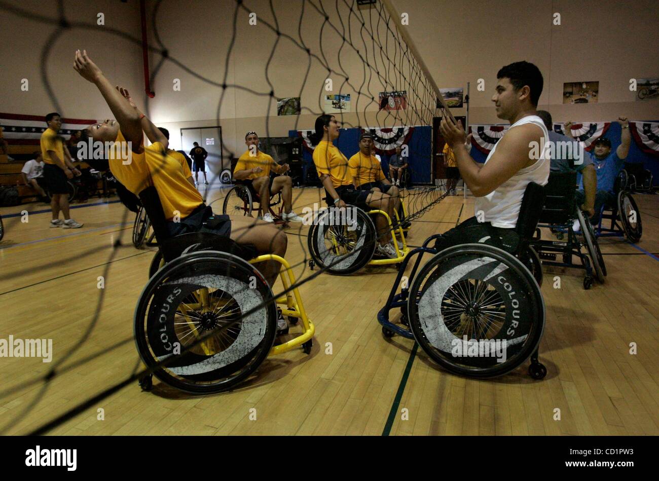 23. Oktober 2008, San Diego, CA-verwundete Mitglieder des amerikanischen und britischen Militärs nehmen an einem viertägigen Camp Elite Athletiktraining für Paraolympians vorzustellen. An der Naval Hospital San Diego, die Gruppe arbeitete für Volleyball und schwimmen.  Soldat ADRIAN GARCIA, Recht, appl Stockfoto