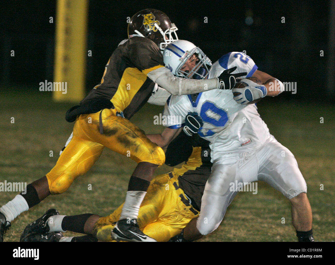 24. Oktober 2008, Oceanside, CA, USA High Schule Fußball, Rancho Bernardo hoch am El Camino Bordnetzen R.B BILLY BRADSHAW wird gesenkt durch El Camino DOMINICK oben und CASEY MALAUULU Credit: Foto von Charlie Neuman, San Diego Union-Tribune/Zuma Press. Copyright 2008 San Diego Union-Tribune Stockfoto