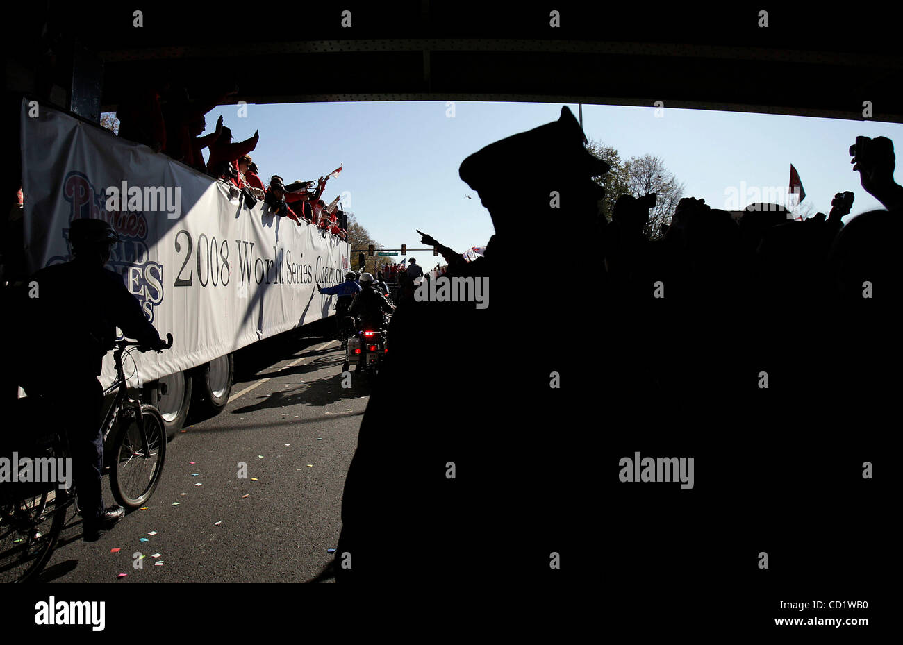 31. Oktober 2008 - feiern Philadelphia, Pennsylvania, USA - Fans und Spieler in der Nähe des Stadions während Phillies World Series Championship Parade. (Kredit-Bild: © David Maialetti/Philadelphia DailyNews/ZUMA Press) Stockfoto