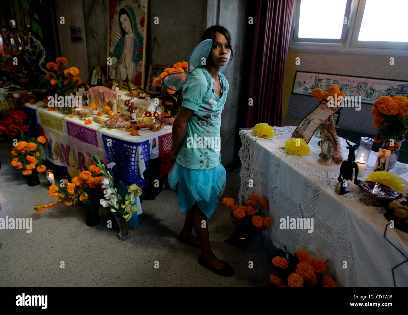 31. Oktober 2008 San Diego, CA Six-Grader ALEXIS AGUILAR, 11, König/Chavez vorbereitende Akademie, trägt ihr Halloweenkostüm und geht vorbei an Altären, die an der Sherman Heights Community Center, für den Dia de Los Muertos Feier, dieses Wochenende aufgestellt sind. AGUILAR und ihre Klassenkameraden besuchten die Stockfoto