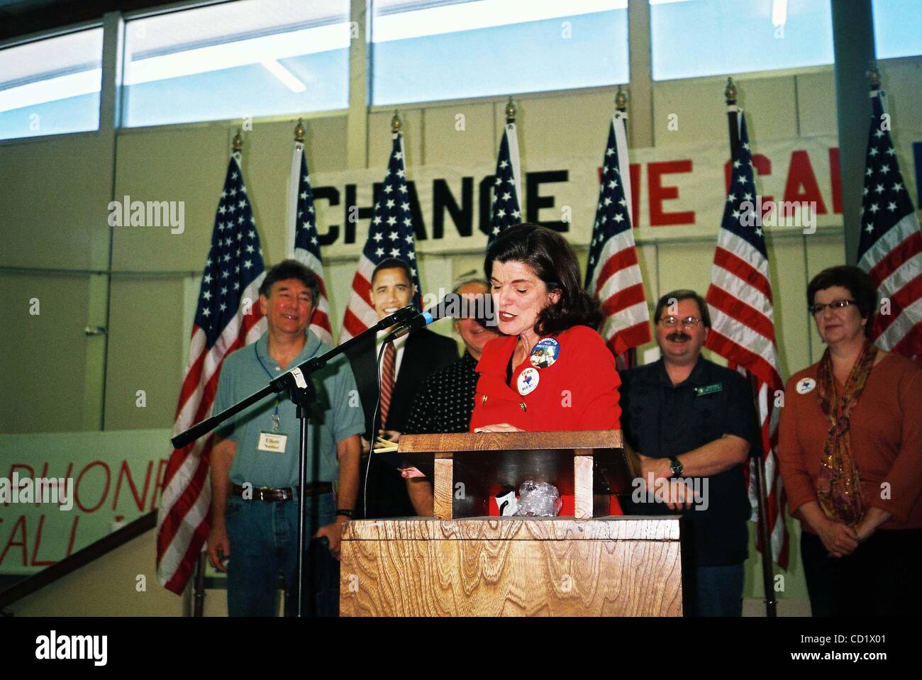 2. November 2008 - Austin, Texas, USA - Luci Baines Johnson, Travis County Demokraten und der Pappe ausgeschnitten Barak Obama Kick-off ein Potluck Frühstück, Blocks vom Hotel entfernt und Last-Minute Telefon Bank Aufwand für Travis County demokratischen Partei volunteers.11/01/08.Travis County demokratischen Partei Headquarters.1107 ich Stockfoto