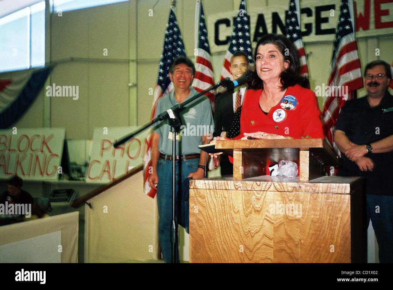 2. November 2008 - Austin, Texas, USA - Luci Baines Johnson, Travis County Demokraten und der Pappe ausgeschnitten Barak Obama Kick-off ein Potluck Frühstück, Blocks vom Hotel entfernt und Last-Minute Telefon Bank Aufwand für Travis County demokratischen Partei volunteers.11/01/08.Travis County demokratischen Partei Headquarters.1107 ich Stockfoto