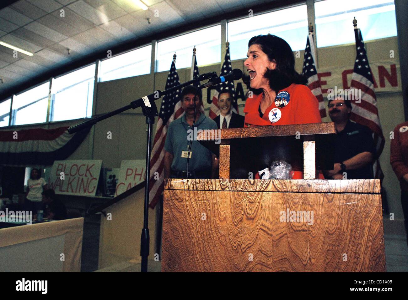 2. November 2008 - Austin, Texas, USA - Luci Baines Johnson, Travis County Demokraten und der Pappe ausgeschnitten Barak Obama Kick-off ein Potluck Frühstück, Blocks vom Hotel entfernt und Last-Minute Telefon Bank Aufwand für Travis County demokratischen Partei volunteers.11/01/08.Travis County demokratischen Partei Headquarters.1107 ich Stockfoto