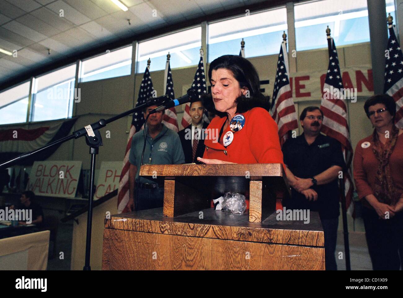 2. November 2008 - Austin, Texas, USA - Luci Baines Johnson, Travis County Demokraten und der Pappe ausgeschnitten Barak Obama Kick-off ein Potluck Frühstück, Blocks vom Hotel entfernt und Last-Minute Telefon Bank Aufwand für Travis County demokratischen Partei volunteers.11/01/08.Travis County demokratischen Partei Headquarters.1107 ich Stockfoto