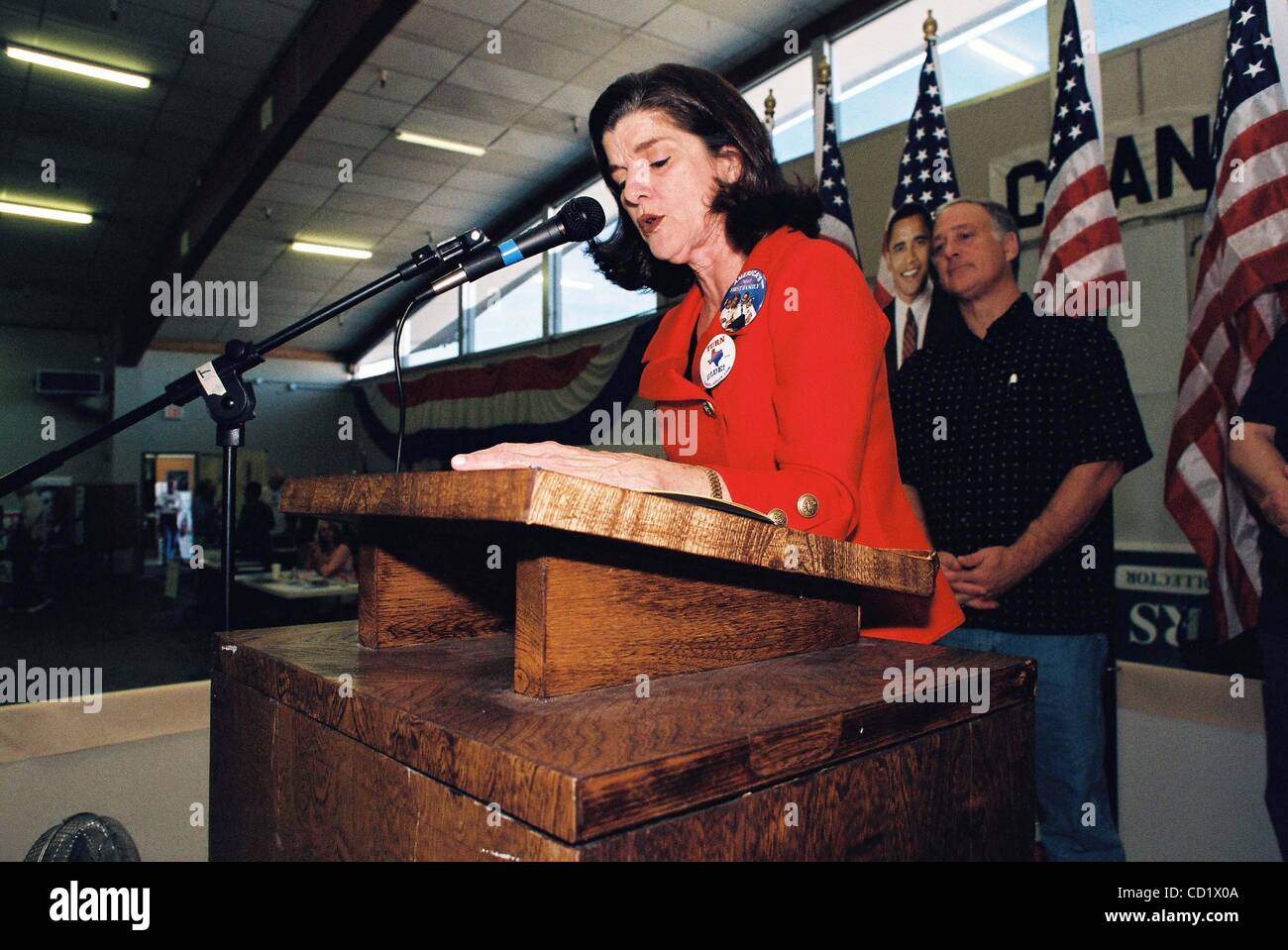 2. November 2008 - Austin, Texas, USA - Luci Baines Johnson, Travis County Demokraten und der Pappe ausgeschnitten Barak Obama Kick-off ein Potluck Frühstück, Blocks vom Hotel entfernt und Last-Minute Telefon Bank Aufwand für Travis County demokratischen Partei volunteers.11/01/08.Travis County demokratischen Partei Headquarters.1107 ich Stockfoto