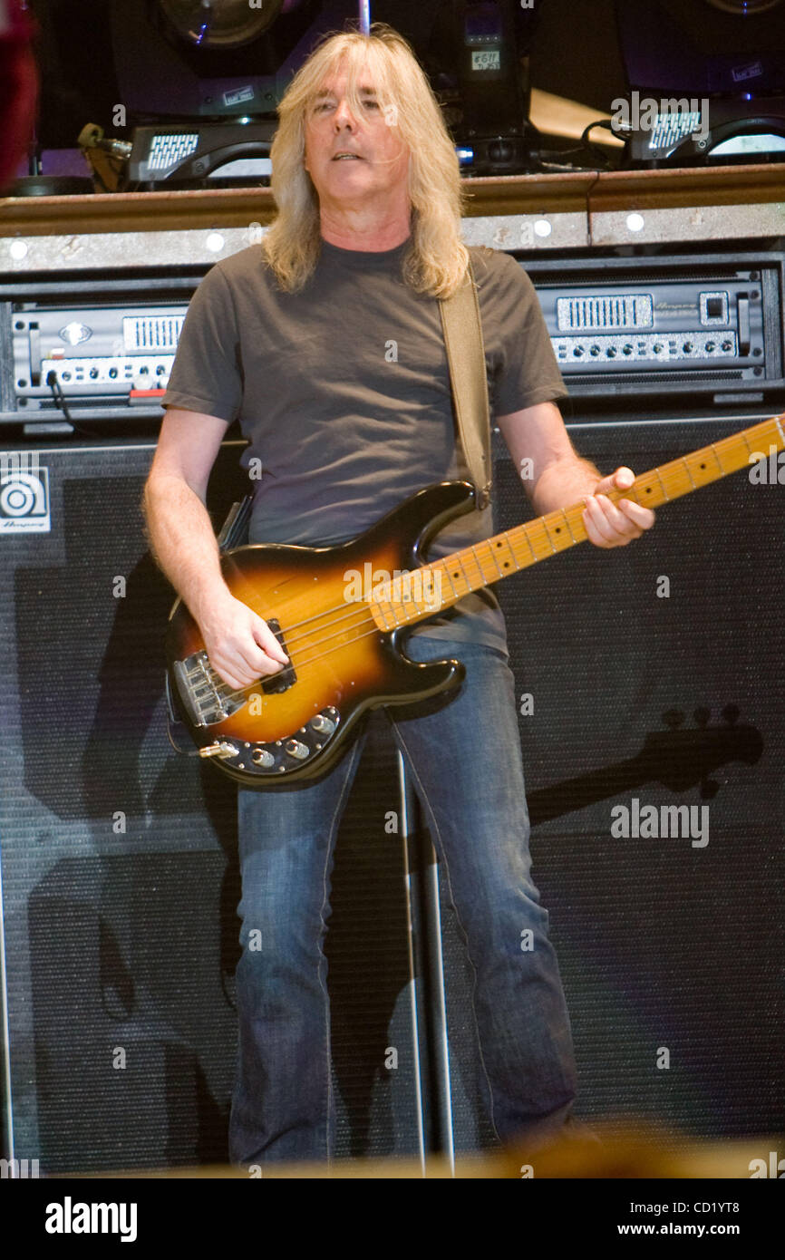 Malcolm Young Cliff Williams Angus Young Und Brian Johnson Von Ac Dc Premiere Von Ac Dc Live At River Plate Bei Hammersmith Stockfotografie Alamy