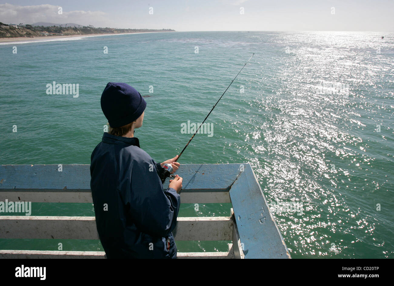 10. November 2008, San Clemente, CA, Fische USA Southern California Edison Pressekonferenz am Ende des San Clemente Pier kündigt Abschluss der künstlichen Giant Kelp Riff - in der Nähe von der Pressekonferenz am Ende des Piers TAYLOR CANNON, 13, aus San Clemente in dieser Ansicht, Blick nach Süden. Das Riff ist Stockfoto