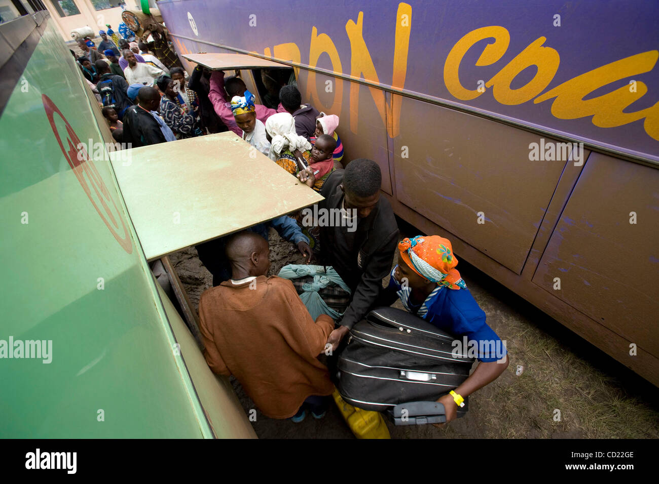 Kongolesische Flüchtlinge laden ihr Hab und gut auf die Busse eine UNHCR Zentrum für die Flüchtlingslager in Nakivale auf Donnerstag, 13. November 2008 in Ishasha, Uganda, halten. UNHCR registriert 440 neue Flüchtlinge an der Holding-Center, darunter 194 Familien. (Foto von t.j. Kirkpatrick) Stockfoto