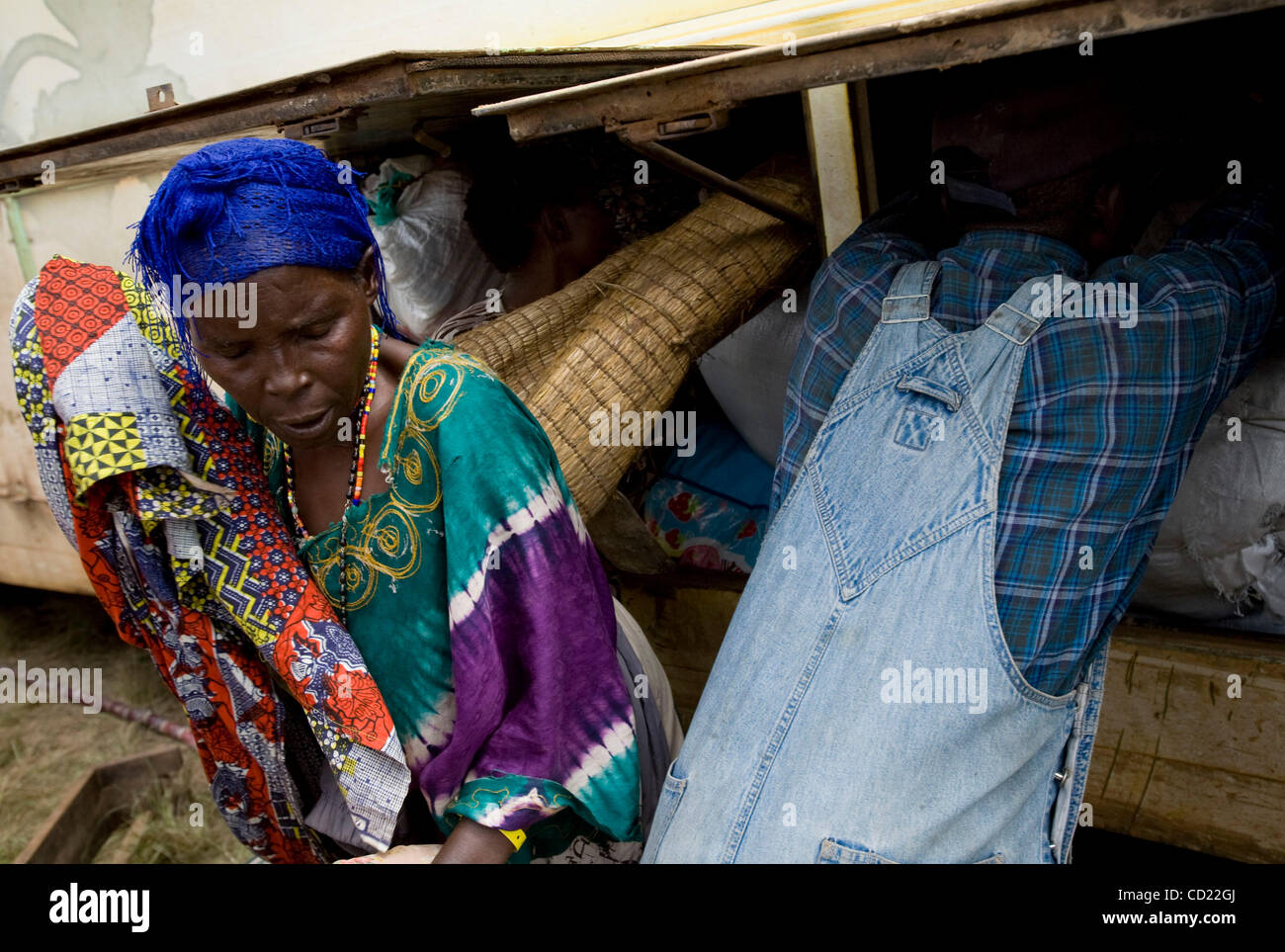 Kongolesische Flüchtlinge laden ihr Hab und gut auf den Bus verlassen eine UNHCR Zentrum für die Flüchtlingslager in Nakivale auf Donnerstag, 13. November 2008 in Ishasha, Uganda, halten. UNHCR registriert 440 neue Flüchtlinge an der Holding-Center, darunter 194 Familien. (Foto von t.j. Kirkpatrick) Stockfoto