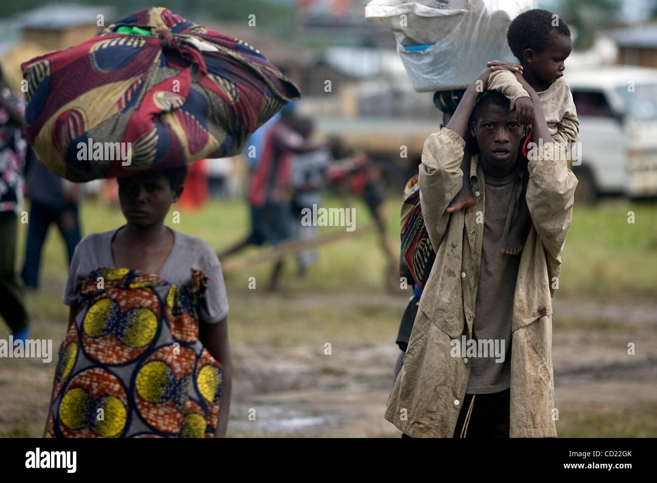 Eine kongolesische Familie tritt UNHCR Flüchtling-Center in Ishasha, Uganda, auf der Suche nach Transport in ein Lager bei Nakivale auf Donnerstag, 13. November 2008 halten. UNHCR registriert 440 neue Flüchtlinge an der Holding-Center, darunter 194 Familien. (Foto von t.j. Kirkpatrick) Stockfoto