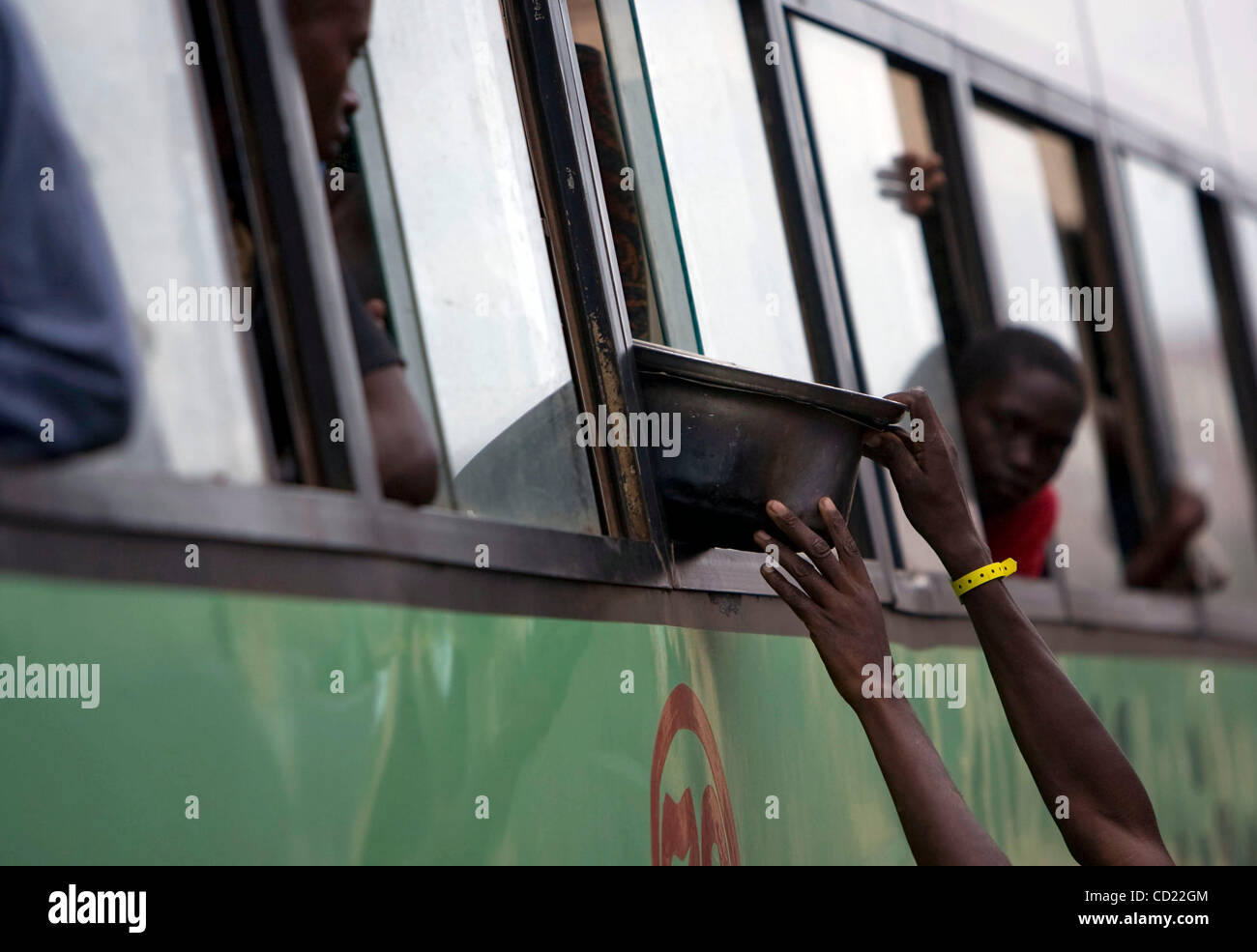 Eine kongolesische Flüchtlinge durchläuft ein Fenster eines der Busse eine UNHCR Zentrum für die Flüchtlingslager in Nakivale auf Donnerstag, 13. November 2008 in Ishasha, Uganda, hält einen Topf. UNHCR registriert 440 neue Flüchtlinge an der Holding-Center, darunter 194 Familien. (Foto von t.j. Kirkpatrick) Stockfoto
