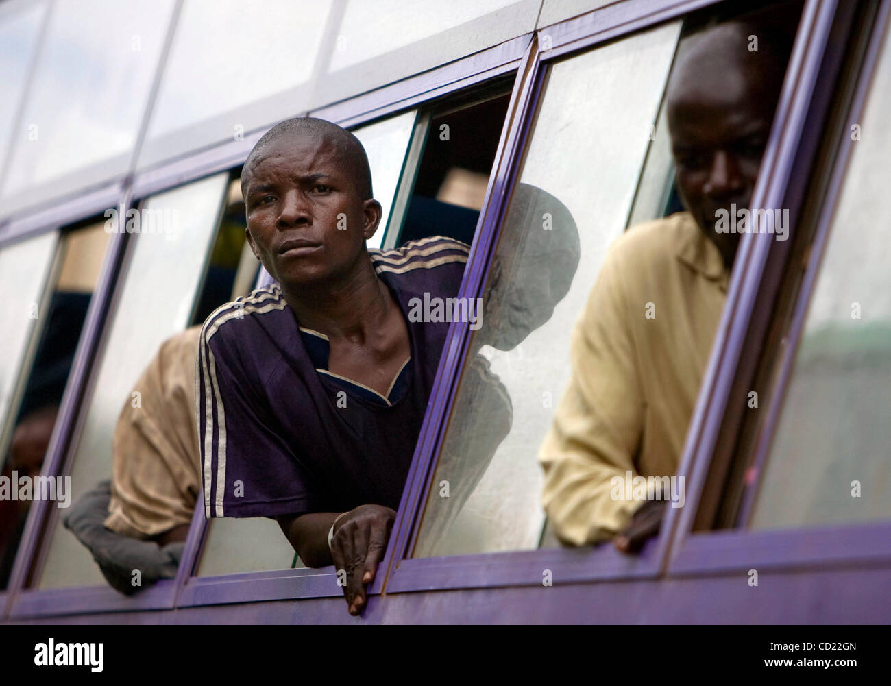 Kongolesische Flüchtlinge warten auf die Busse eine UNHCR Zentrum für die Flüchtlingslager in Nakivale auf Donnerstag, 13. November 2008 in Ishasha, Uganda, halten. UNHCR registriert 440 neue Flüchtlinge an der Holding-Center, darunter 194 Familien. (Foto von t.j. Kirkpatrick) Stockfoto