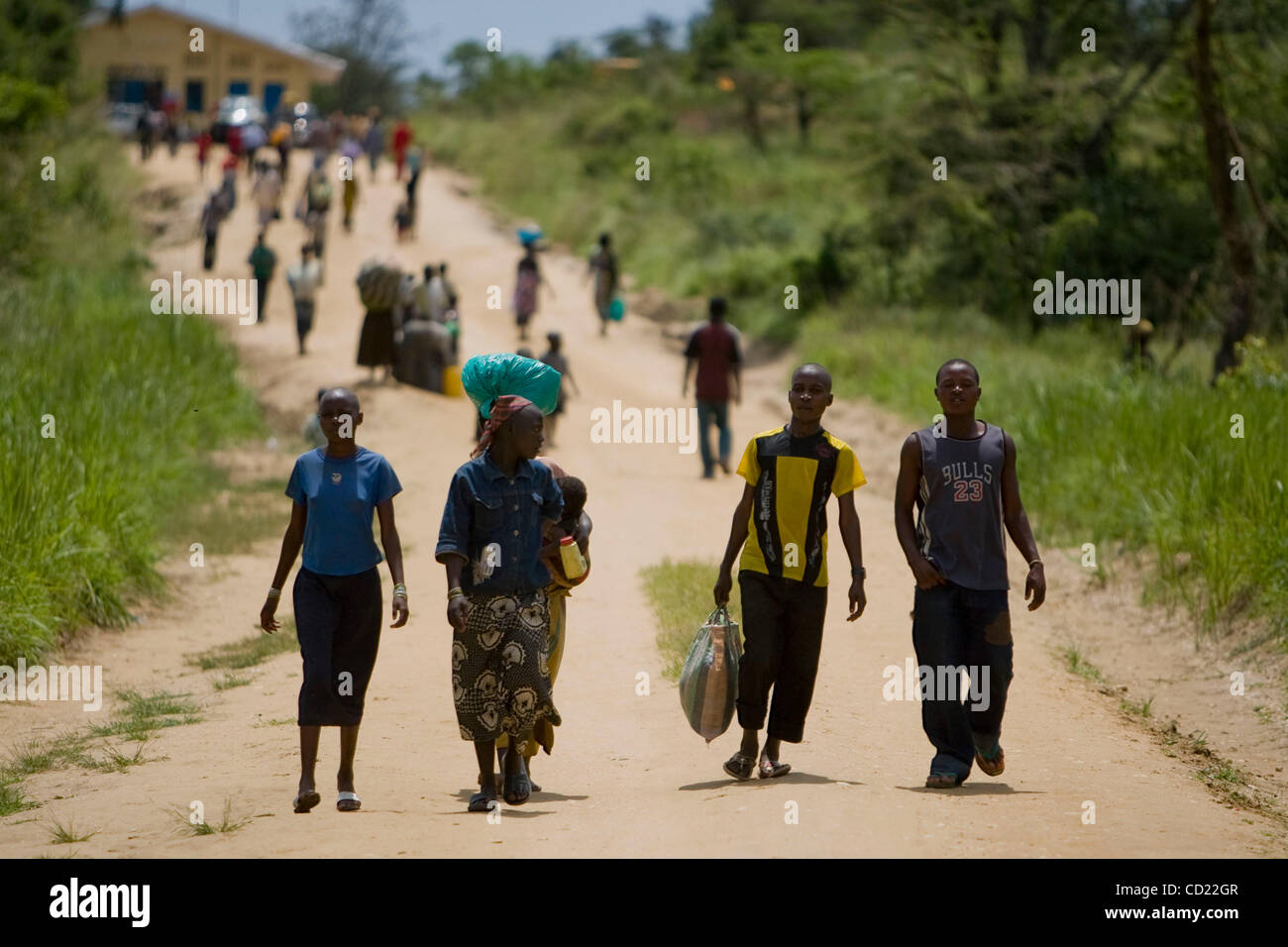 Eine kongolesische Familie geht weg von der Grenzübergang im Kongo auf ihrem Weg zum Ishasha, Uganda, wo UNHCR ein Betriebs-Center für Flüchtlinge eingerichtet hat, auf Donnerstag, 13. November 2008. UNHCR registriert 440 neue Flüchtlinge an der Holding-Center, darunter 194 Familien. (Foto von t.j. Kirkpatrick) Stockfoto