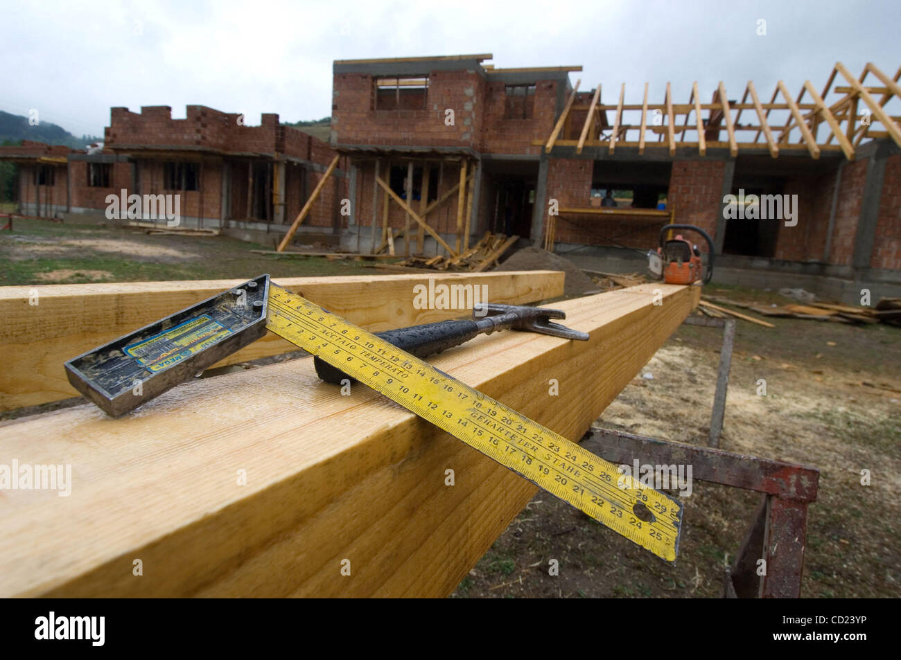 15. September 2008, Fojnica, Bosnien und Herzegowina - Tools, eine Reißschiene Lineal und Hammer, sitzen auf Holz auf der Baustelle einer Gemeinschaft für Vertriebene nach dem Krieg 1992-1995 in Bosnien-Herzegowina errichtet wird. (Credit: David Snyder/ZUMA Press) Stockfoto