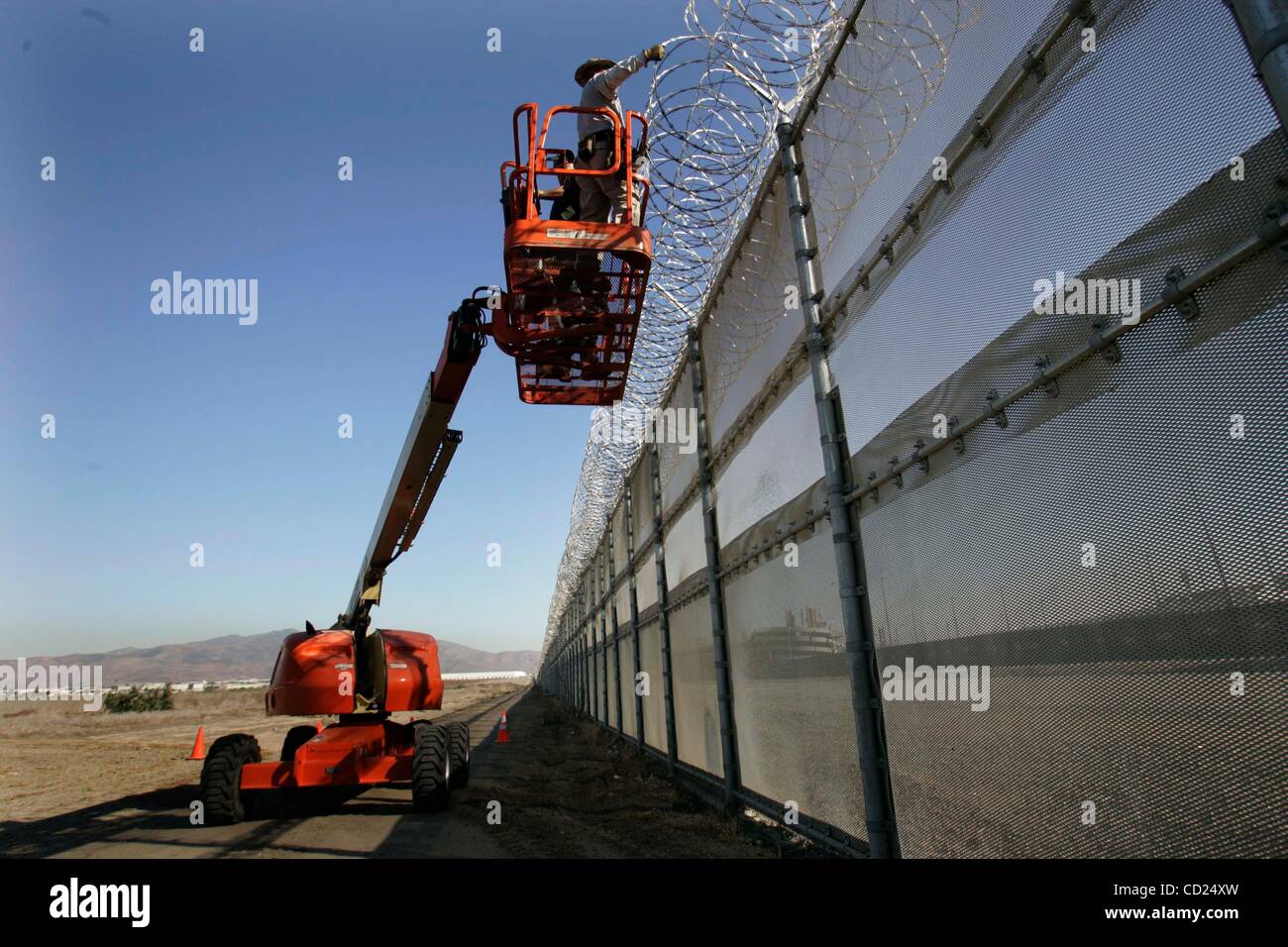 18. November 2008, San Diego, CA,-. Die US Border Patrol hat gerade die Installation von "Razor Band" oder "gefalteten Draht" auf der Oberseite 5 Meile Strecke der Grenzzaun zwischen San Ysidro Port Of Entry und Otay Mesa Port Of Entry abgeschlossen.  Die Strecke der Grenze gehört zu den meisten co Stockfoto