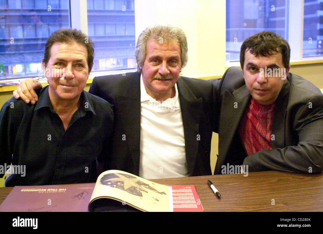 12. Juni 2003 - New York, New York, USA - K31156JKRON SD0612. PETE BEST. (SCHLAGZEUGER DER BEATLES). SIGNIERSTUNDE. BARNES und Adliger, NewYork City...   / 2003.PETE beste und seine Geschwister, ROAG RORY (Kredit-Bild: © John Krondes/Globe Photos/ZUMAPRESS.com) Stockfoto