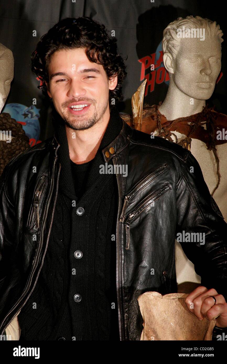 3. März 2008 - präsentiert New York, New York, USA - STEVEN STRAIT, Kostüme und Requisiten aus seinem WARNER Bruder FILM, "10.000 BC" im PLANET HOLLYWOOD. TIMES SQUARE, NEW YORK.   03.03.2008. 2008. STEVEN STRAIT... K56836RM (Kredit-Bild: © Rick Mackler/Globe Photos/ZUMAPRESS.com) Stockfoto