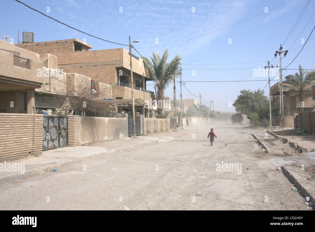 3. März 2008 - Dora District, Bagdad, Irak - läuft ein Kind entlang einer Straße in der Dora Distrikt von Bagdad. (Kredit-Bild: © Simon Klingert/ZUMA Press) Einschränkungen: * Deutschland Rechte heraus * Stockfoto