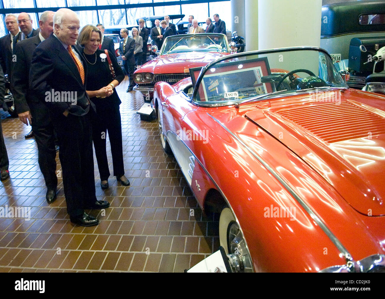 Republikanische Präsidenten hoffnungsvollen Arizona Senator John McCain (C) befasst sich mit einer 1958 Chevrolet Corvette in der Lobby des Chick-Fil-A-zentrale vor einem Mitarbeiter Rathaus Treffen in Atlanta, Georgia, USA, 7. März 2008. (Kredit-Bild: © Erik Lesser/ZUMA Press) Stockfoto