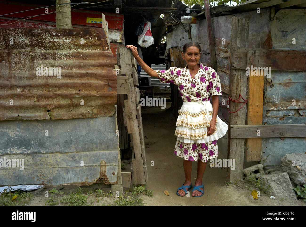 Der Slum von "Los Bordos" außerhalb von San Pedro Sula, Honduras.  Diese Frau und ihre Familie werden bald Teil einer neuen Agros Dorfentwicklungsprojekt.  Agros International ist eine gemeinnützige Organisation, die Familien zu beginnen und schließlich besitzen eigene wirtschaftlich nachhaltige Dorf Throu ermöglicht Stockfoto
