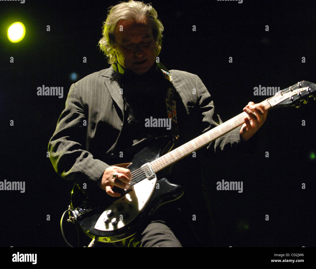 8. März 2008 - Everglades, Florida, USA - führt Gitarrist PETER BUCK von der Band r.e.m. im Rahmen des 6. jährlichen Langerado Music Festival.  Das viertägige Festival zieht mehr als 25 000 Musikfans zu sehen, eine Vielzahl von Künstler auf 5 verschiedenen Bühnen auf dem Gelände der Big Cypress Seminole Indian Stockfoto