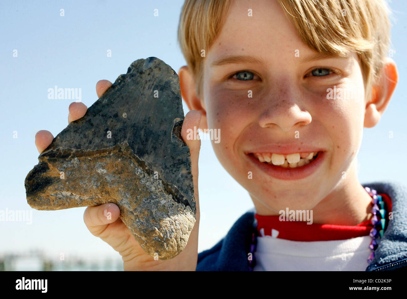 -1 - Beschriftung: (ft. DeSoto 09.03.08) Grant Johnson (Cq), 9, von Palm Harbor, zeigt eine 4 Zoll Megalodon Haizahn er fand bei einem Besuch in Egmont Key. Johnson wurde am Fort DeSoto bei der Egmont-Fähranleger am Sonntagnachmittag abgebildet (09.03.08). (DIRK SHADD | Mal). Stockfoto