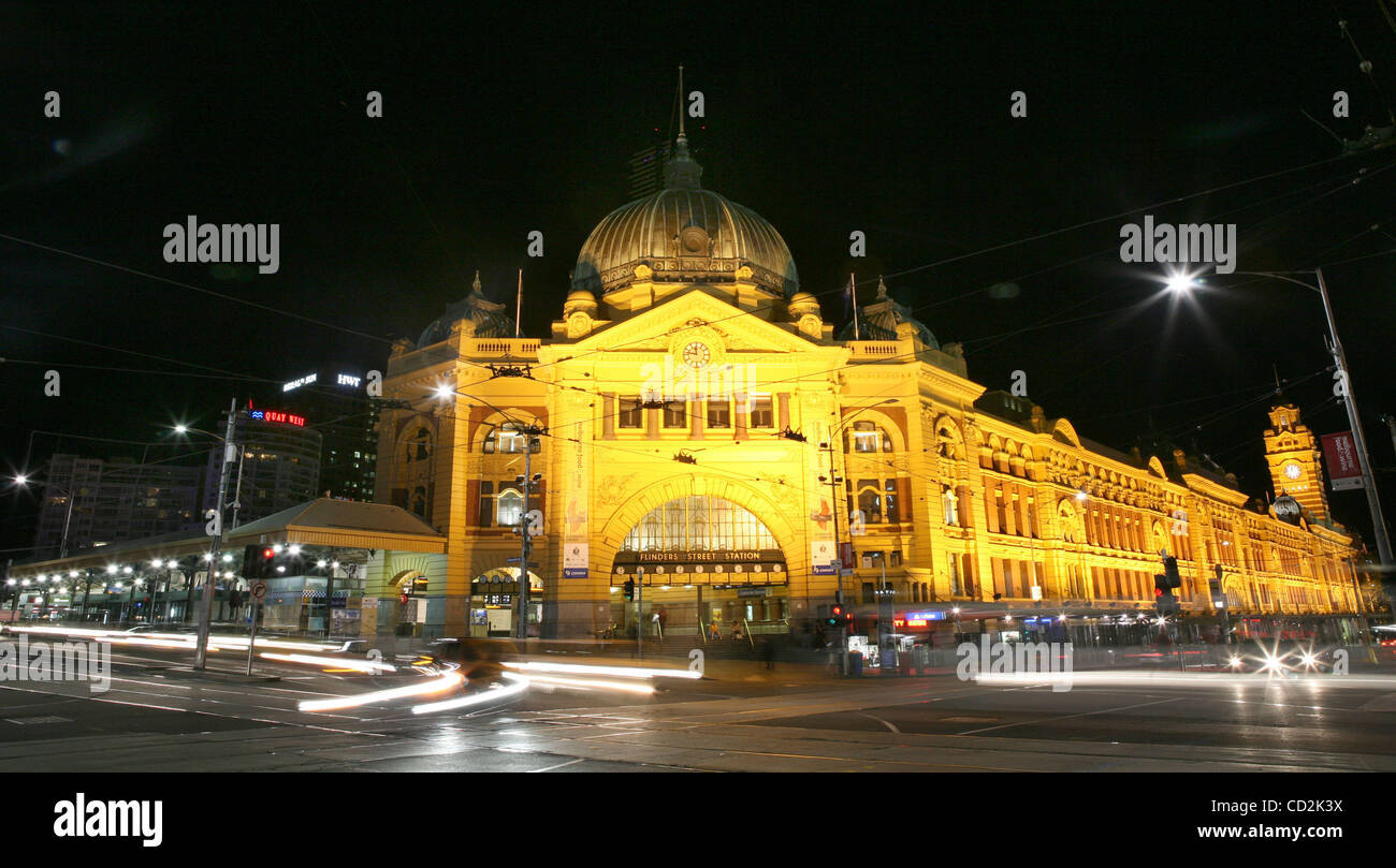9. März 2008 - Melbourne, Victoria, Australien - Flinders Street Station in der Nacht in Melbourne. (Kredit-Bild: © Marianna Tag Massey/ZUMA Press) Stockfoto
