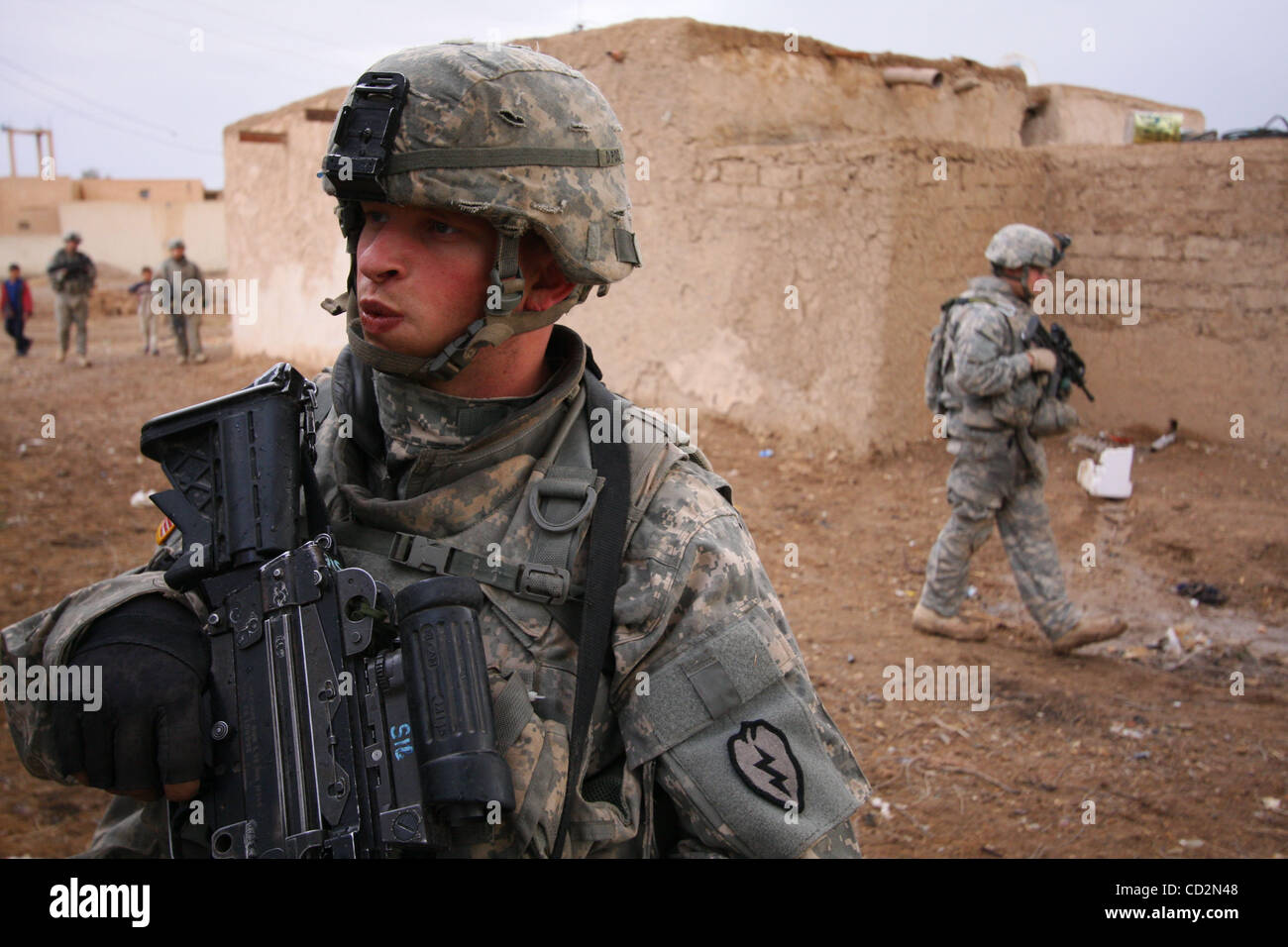 13. März 2008 - Bagdad, Irak - Soldaten von Alpha Company, 1. Bataillon, 27. Infanterie-Regiment von der 2nd Stryker Brigade Combat Team, patrouillieren 25. Infanteriedivision Dorf Abu Asaf im Stadtteil Taji nördlich von Bagdad. (Kredit-Bild: © Simon Klingert/ZUMA Press) Stockfoto