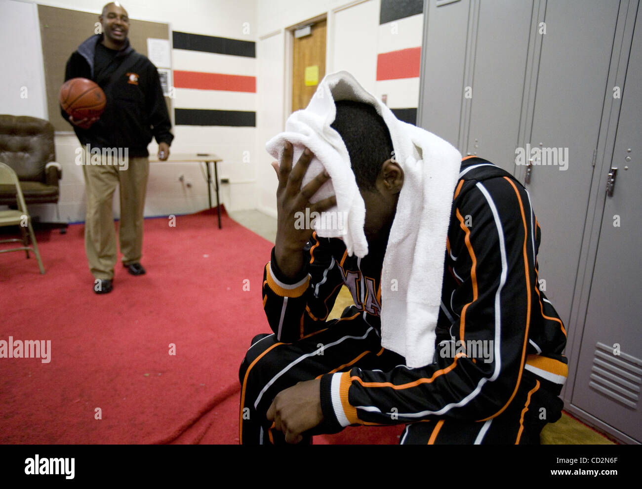 Dienstag, 4. März 2008, bedeckt senior Solomon Wiseman sein Gesicht mit einem Handtuch nach immer gehänselt von seinen Teamkameraden über seine "Frauen-Probleme", die auf den Hof während der Teilung NorCal verschüttete ich Zustand Playoffs gegen Lincoln High School in Cal State East Bay in Hayward, Kalifornien.  (Alison Yin/der Stockfoto