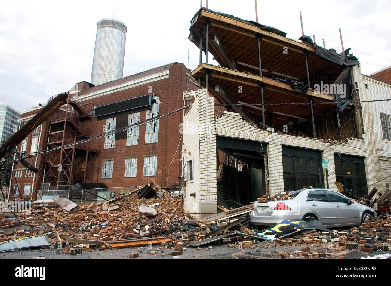 Eine teilweise eingestürzten Gebäudes nach einer scheinbaren Tornado Riss durch die Innenstadt in Atlanta, Georgia, auf Samstag, 15. März 2008. Beamte haben die Schäden mindestens $ 150 Millionen Schätzungen. (Kredit-Bild: © Erik Lesser/ZUMA Press) Stockfoto