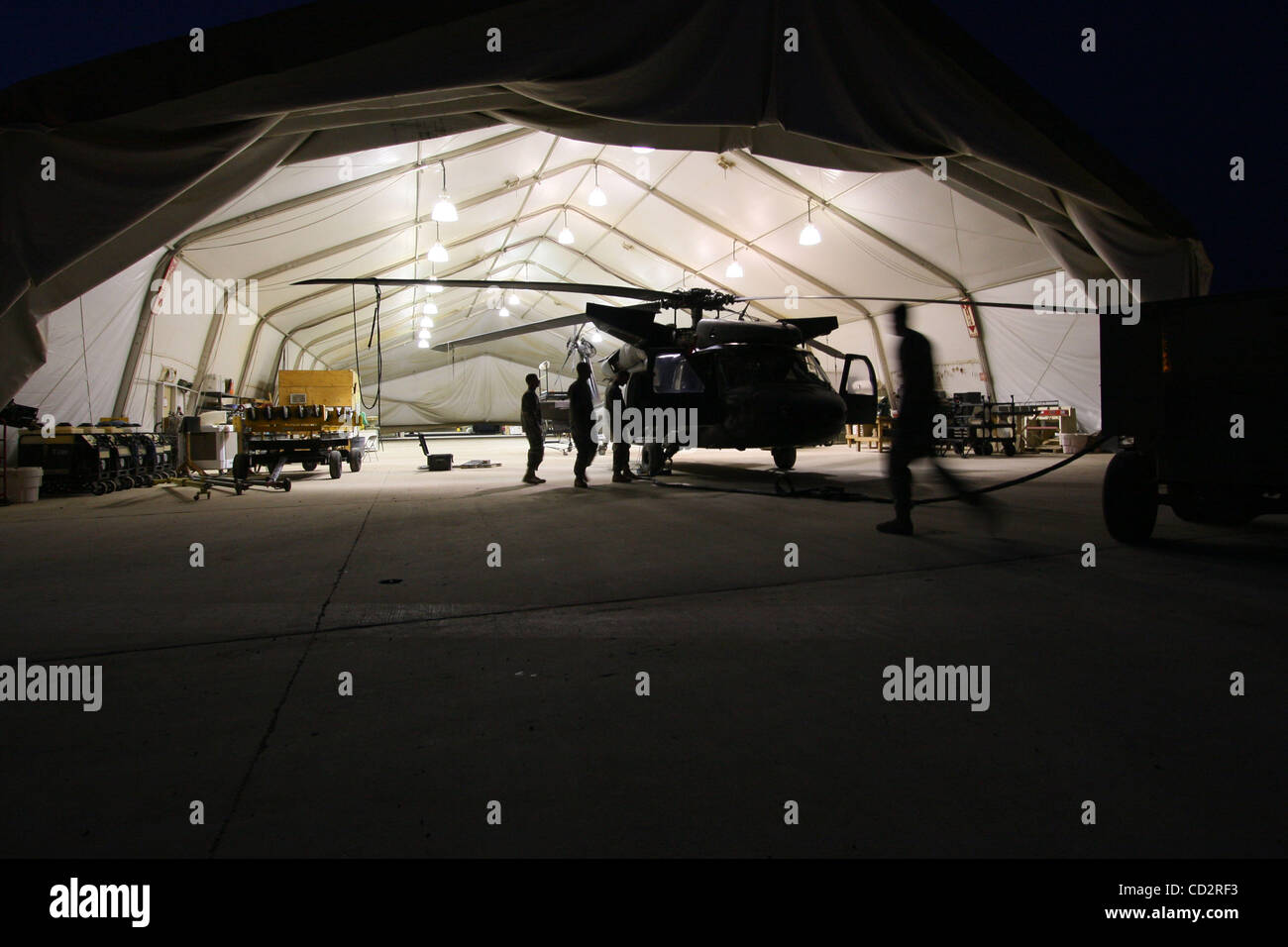 19. März 2008 - Camp Taji, Taji, Irak - Mechanik tun einige Wartungsarbeiten auf eine Armee UH-60 Blackhawk Hubschrauber in einem Hangar auf der Flightline Camp Taji im Irak in den frühen Morgenstunden. (Kredit-Bild: © Simon Klingert/ZUMA Press) Einschränkungen: * Deutschland Rechte heraus * Stockfoto
